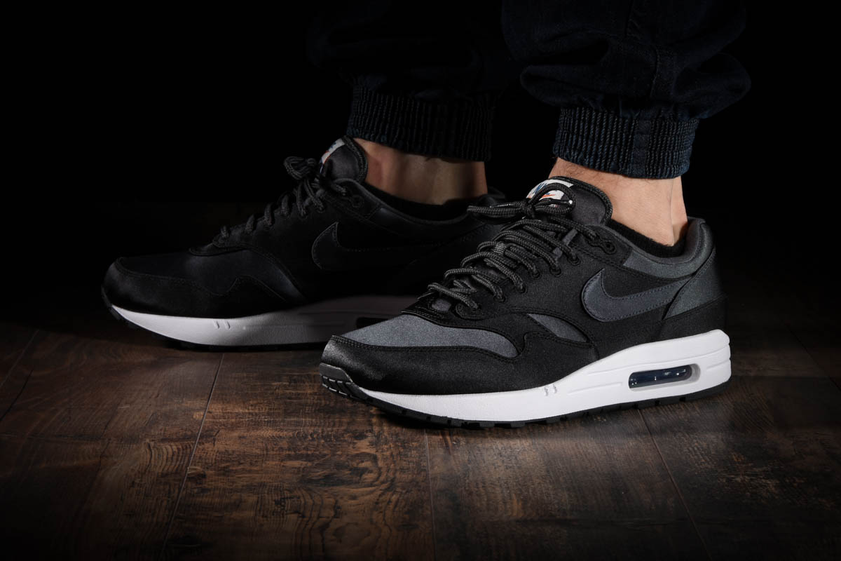 NIKE AIR MAX 1 SE BLACK