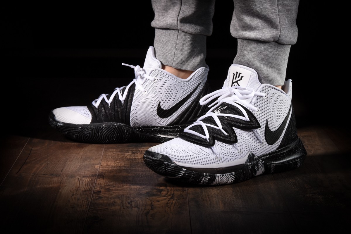 NIKE KYRIE 5 OREO