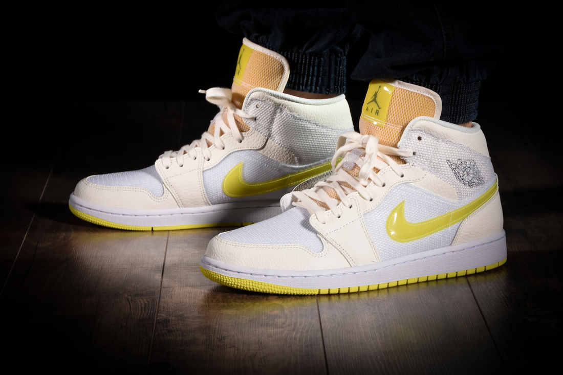 NIKE AIR JORDAN 1 RETRO MID SE WMNS VOLTAGE YELLOW