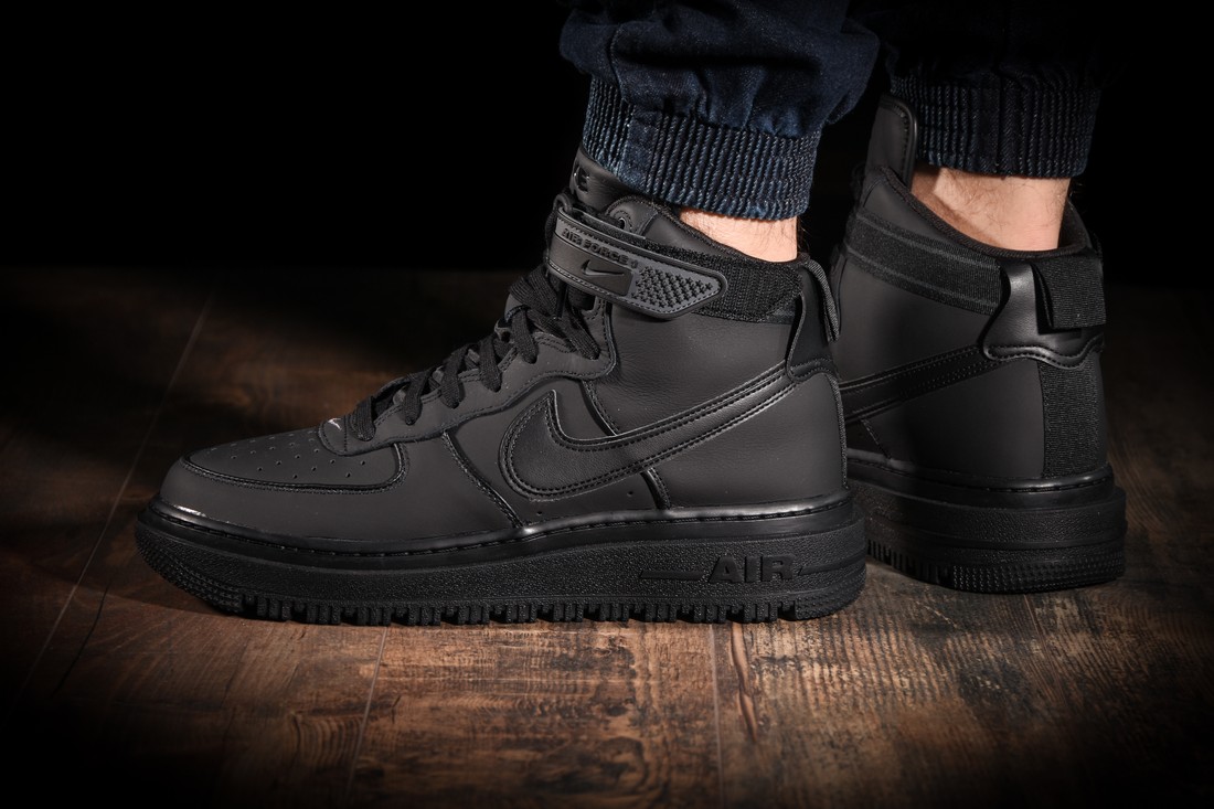 Nike Air Force 1 sneaker boots in triple black - BLACK