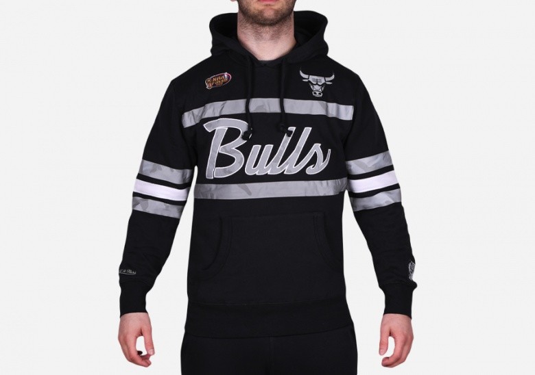 MITCHELL & NESS CAMO REFLECTIVE HEAD COACH HOODIE CHICAGO BULLS