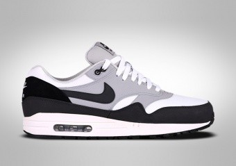 Nike air store max one essential